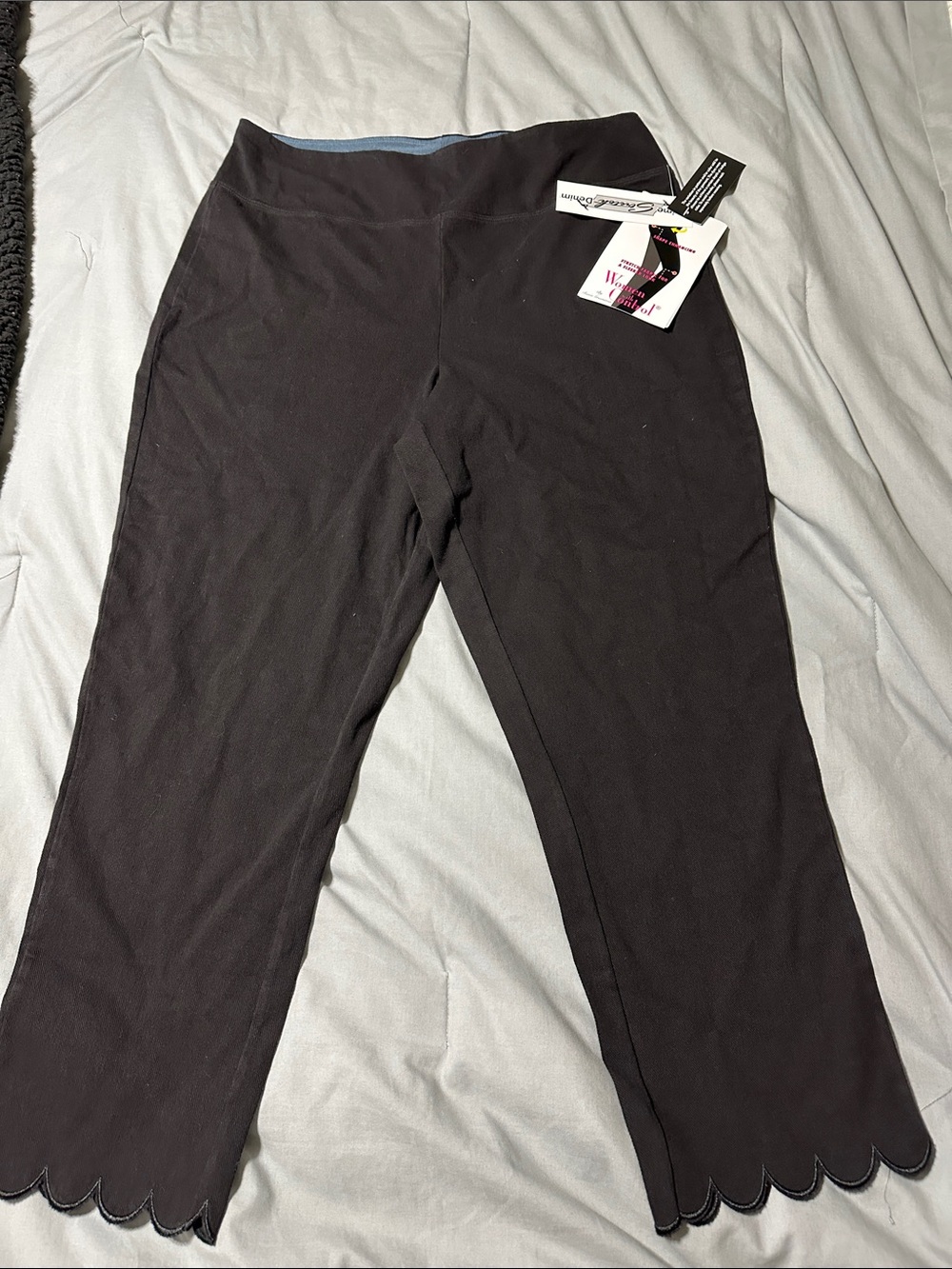 Women with Control Black Scallop-Hem Cropped Pants